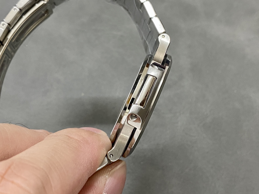 Replica Patek Philippe Nautilus 5711 1A Green Dial 40mm Mens Watch