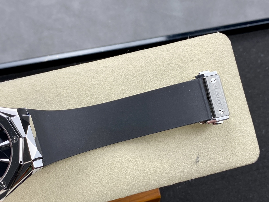 Hublot Classic Fusion 550.NS.2200.RW.ORL20 40 mm