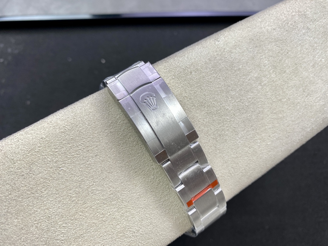 Rolex Oyster Perpetual 114300 White Dial 39mm Mens Replica Watch