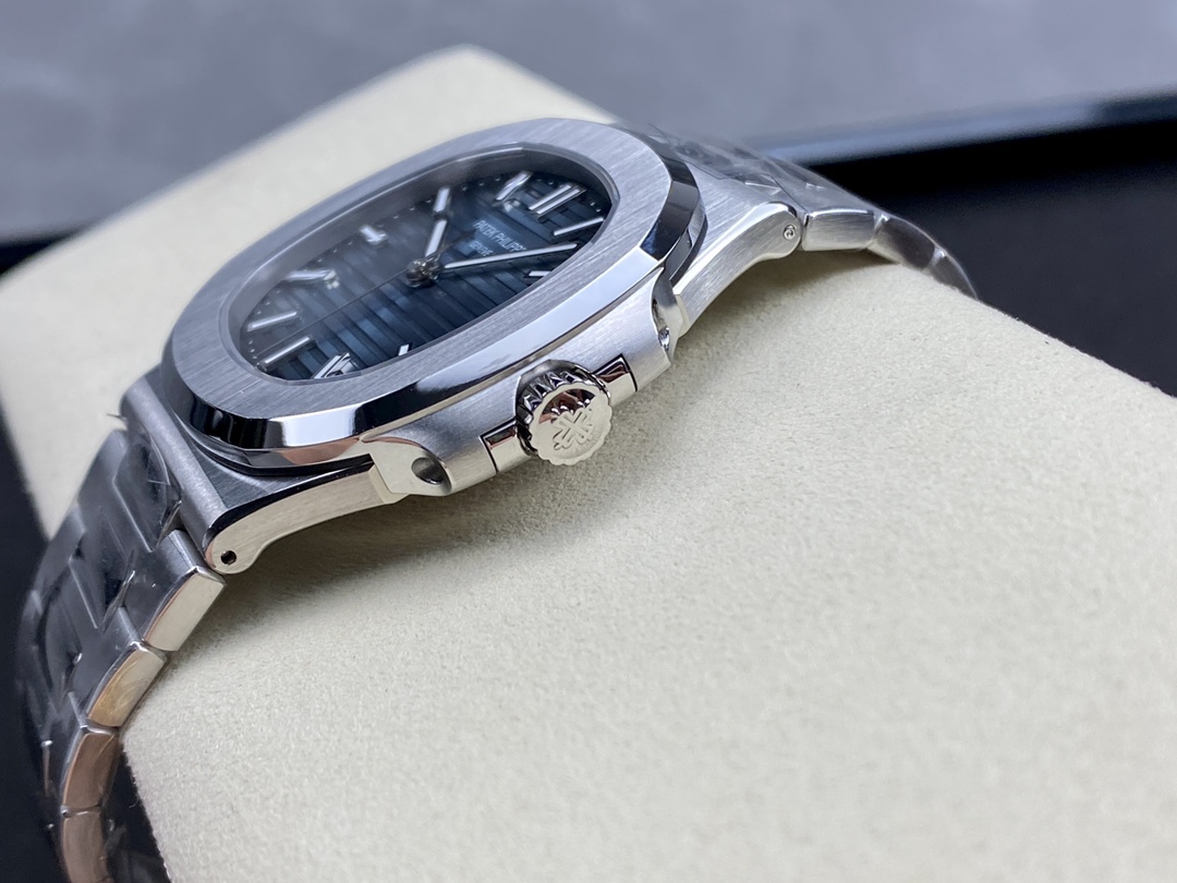 Replica Patek Philippe Nautilus 5711 1A Blue Dial 40mm Mens Watch