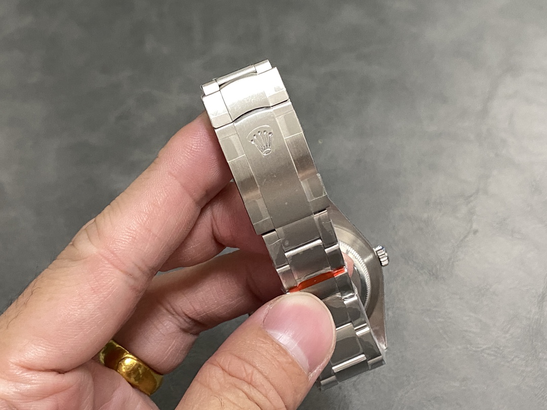 Rolex Oyster Perpetual 39 Red Grape Dial Steel 114300 0002 Men's Watch