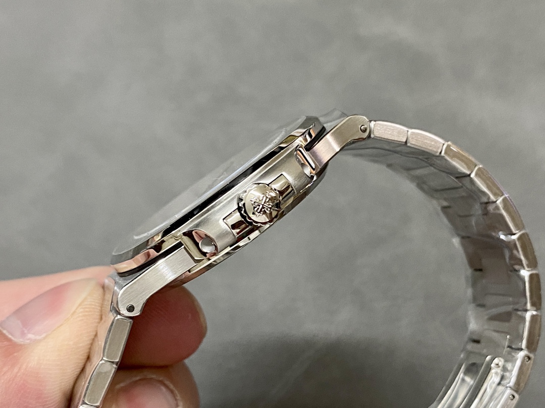 Replica Patek Philippe Nautilus 5711 1A 011 White Dial 40mm Mens Watch