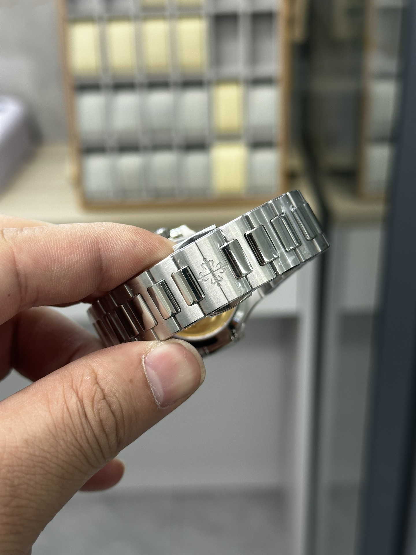 Patek Philippe Nautilus Automatic Diamond White Dial 7118 1200A 010