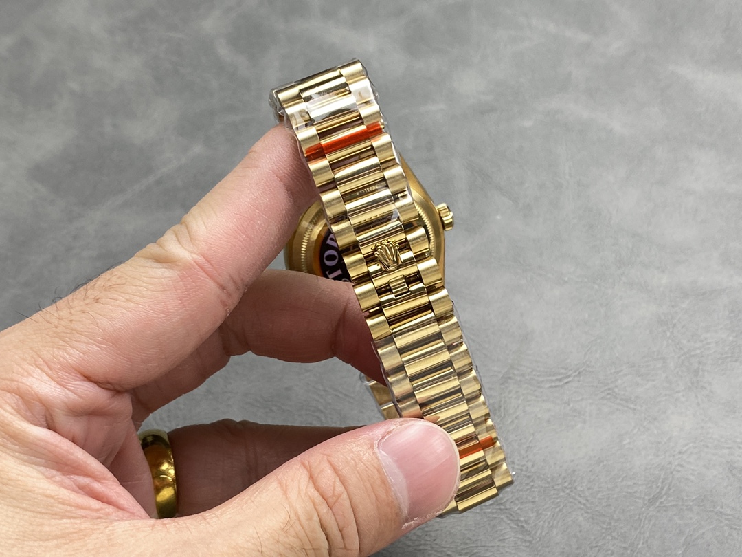 Rolex Day-Date 228238 Champagne Roman Dial Fluted Bezel 40mm Mens Replica Watch