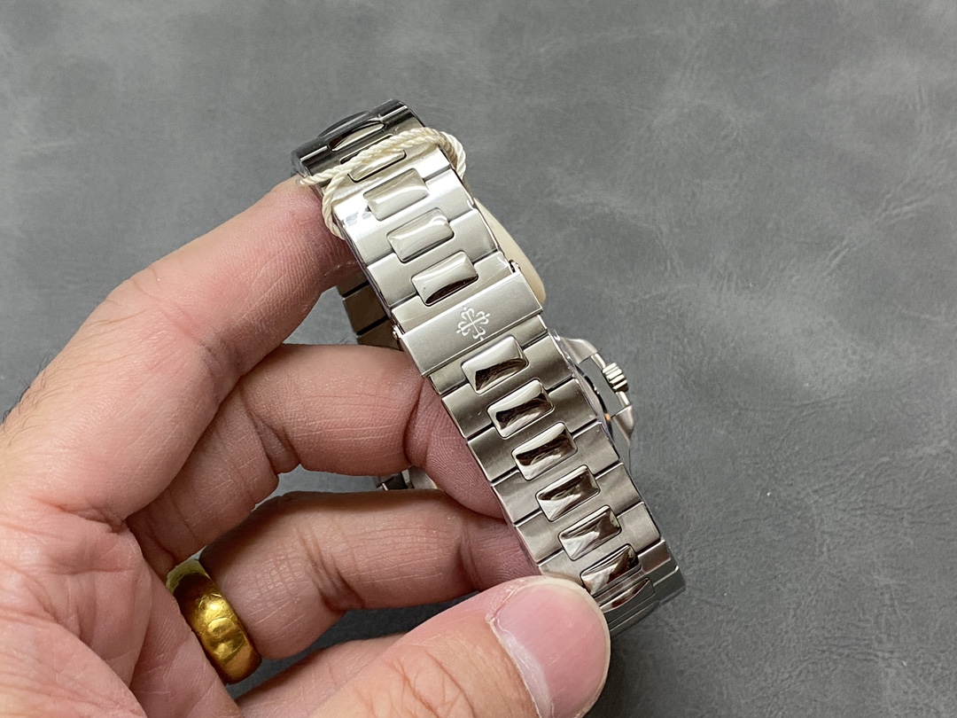 Replica Patek Philippe Nautilus 5711 1A 011 White Dial 40mm Mens Watch