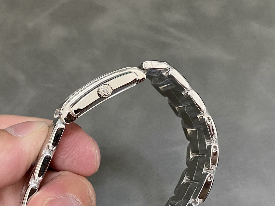 Patek Philippe Twenty-4 4910 1200A 010 Ladies Quartz 25x30mm