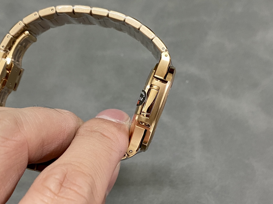 Replica Patek Philippe Nautilus 7118 1R 010 40mm Mens Watch