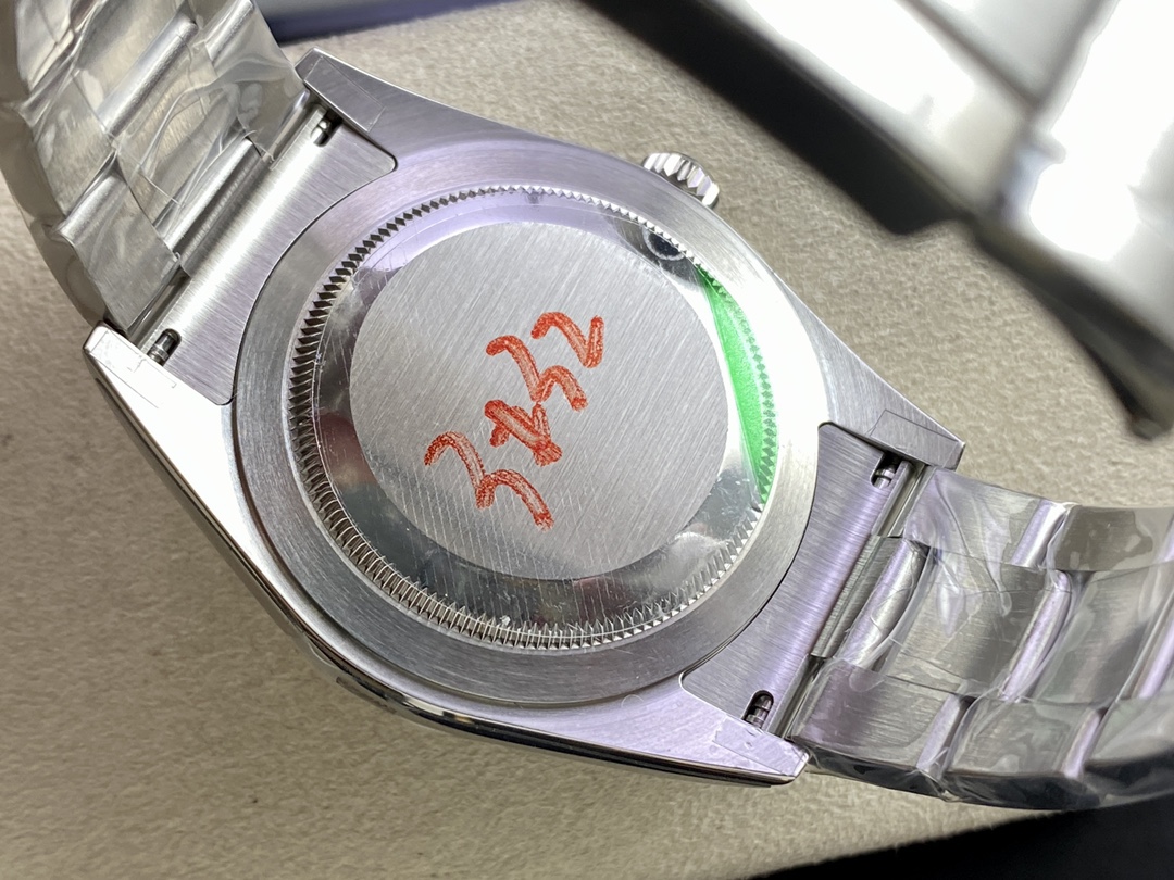 Rolex Oyster Perpetual 114300 White Dial 39mm Mens Replica Watch