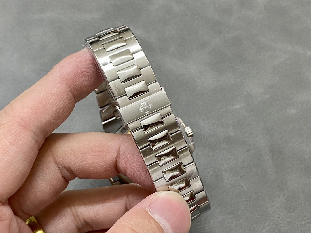 Replica Patek Philippe Nautilus 5711 1A Green Dial 40mm Mens Watch