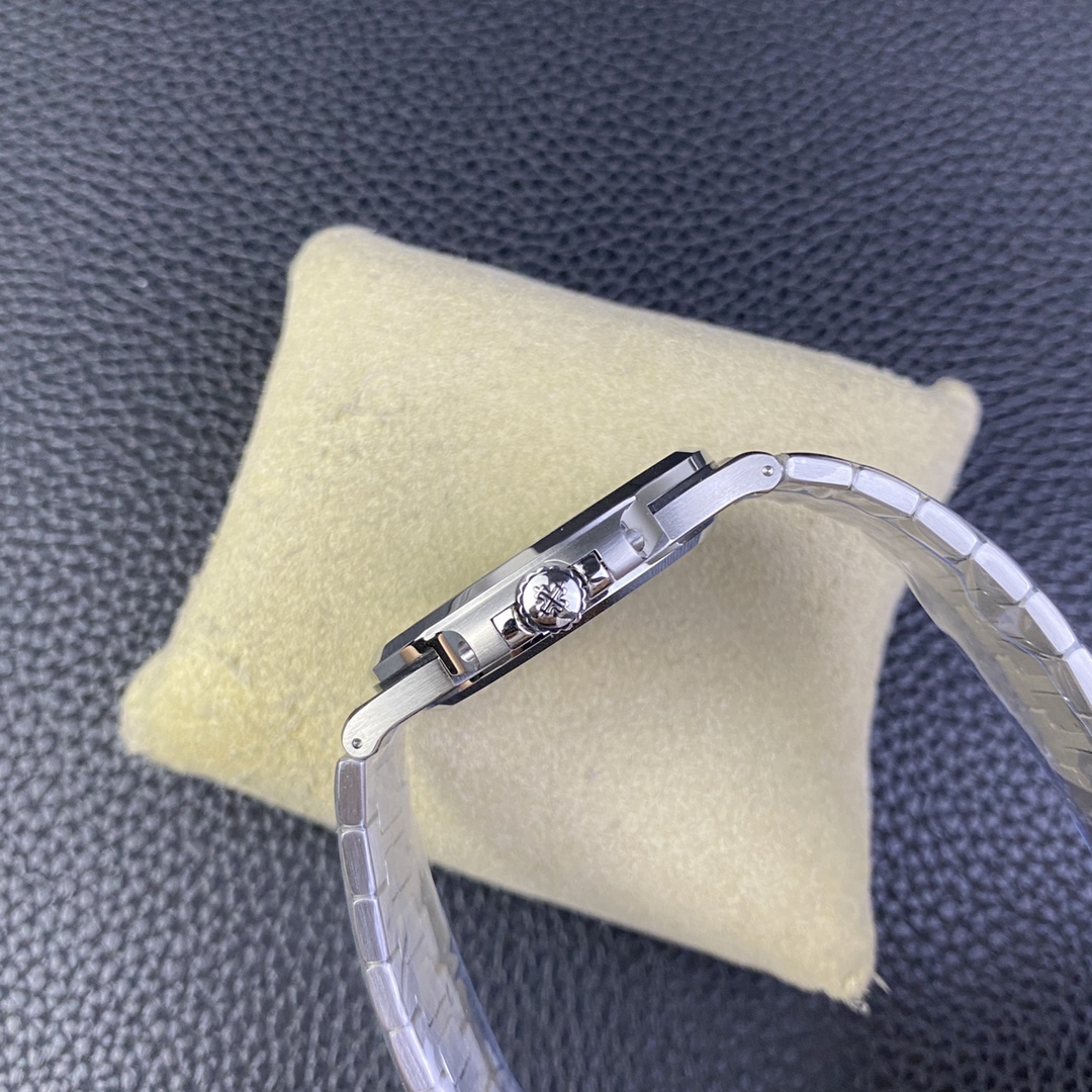 Patek Philippe Nautilus Self Winding Watch 5811 1G 001 Replica Watch