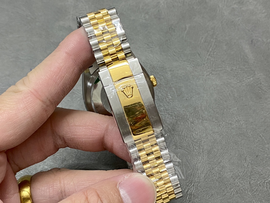 Rolex Datejust 126233 Champagne Diamond Dial Fluted Bezel 36MM Unisex Replica Watch