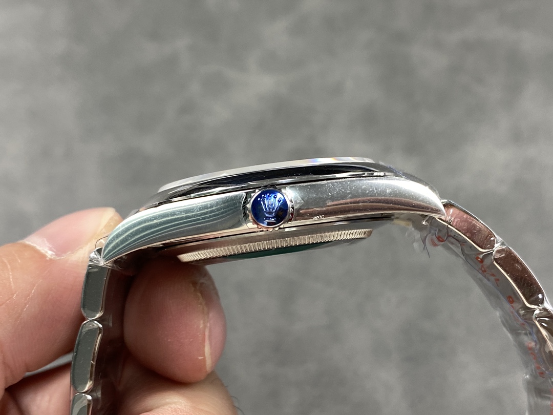 Rolex Oyster Perpetual 41mm Smooth Bezel Oyster Bracelet Silver Dial 124300 0001