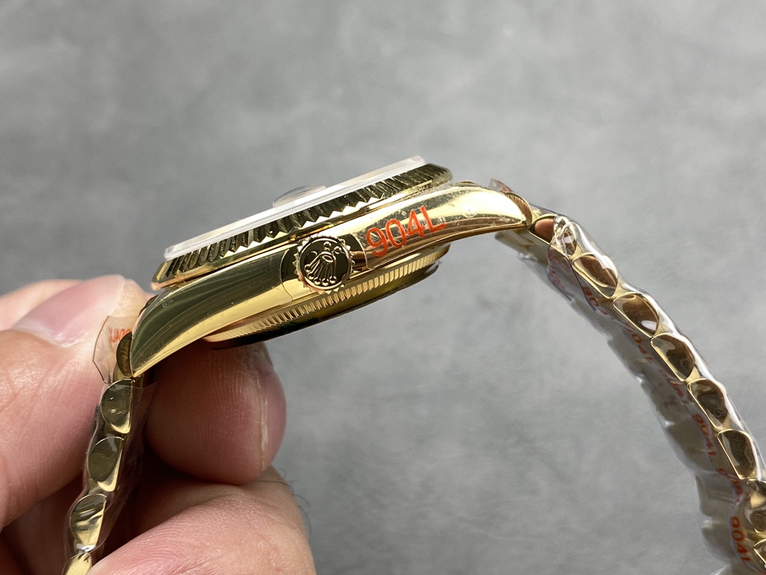 Rolex Day-Date 228238 Champagne Roman Dial Fluted Bezel 40mm Mens Replica Watch