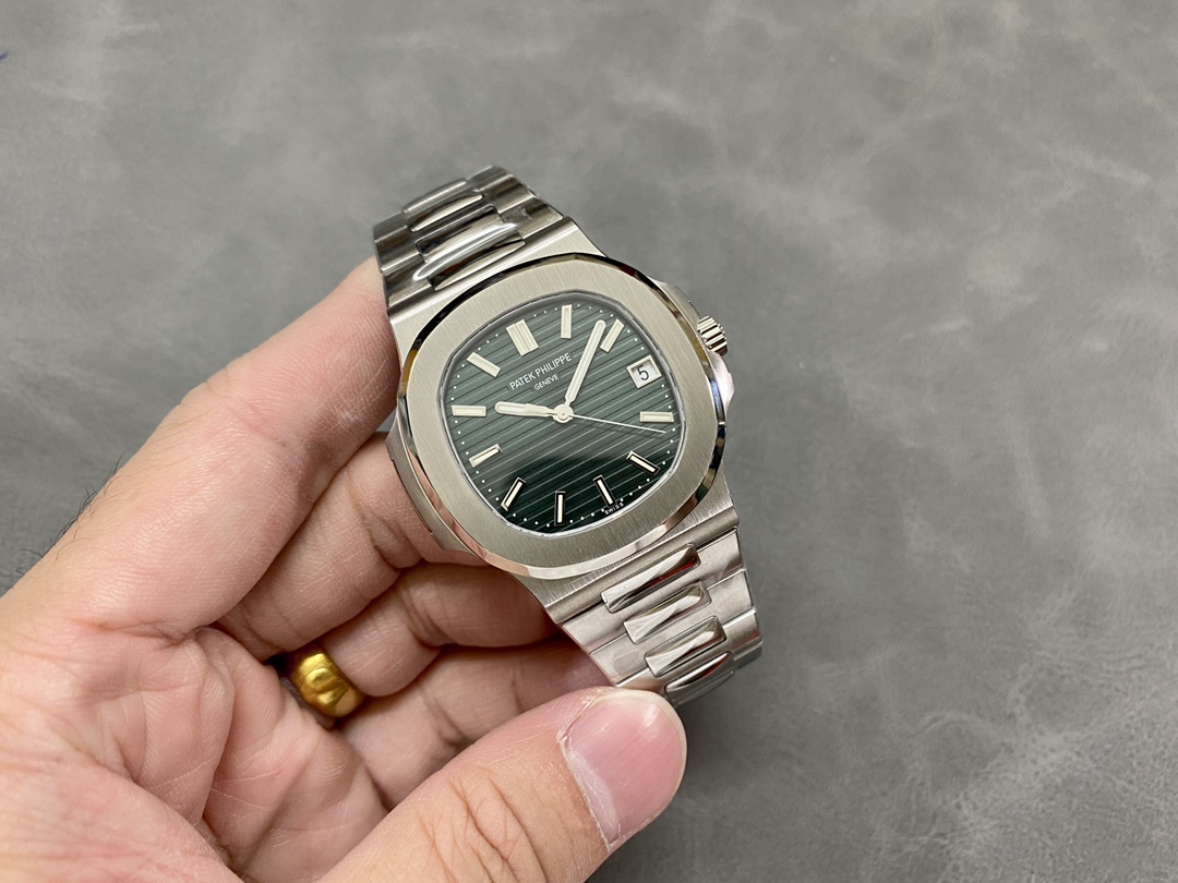 Replica Patek Philippe Nautilus 5711 1A Green Dial 40mm Mens Watch