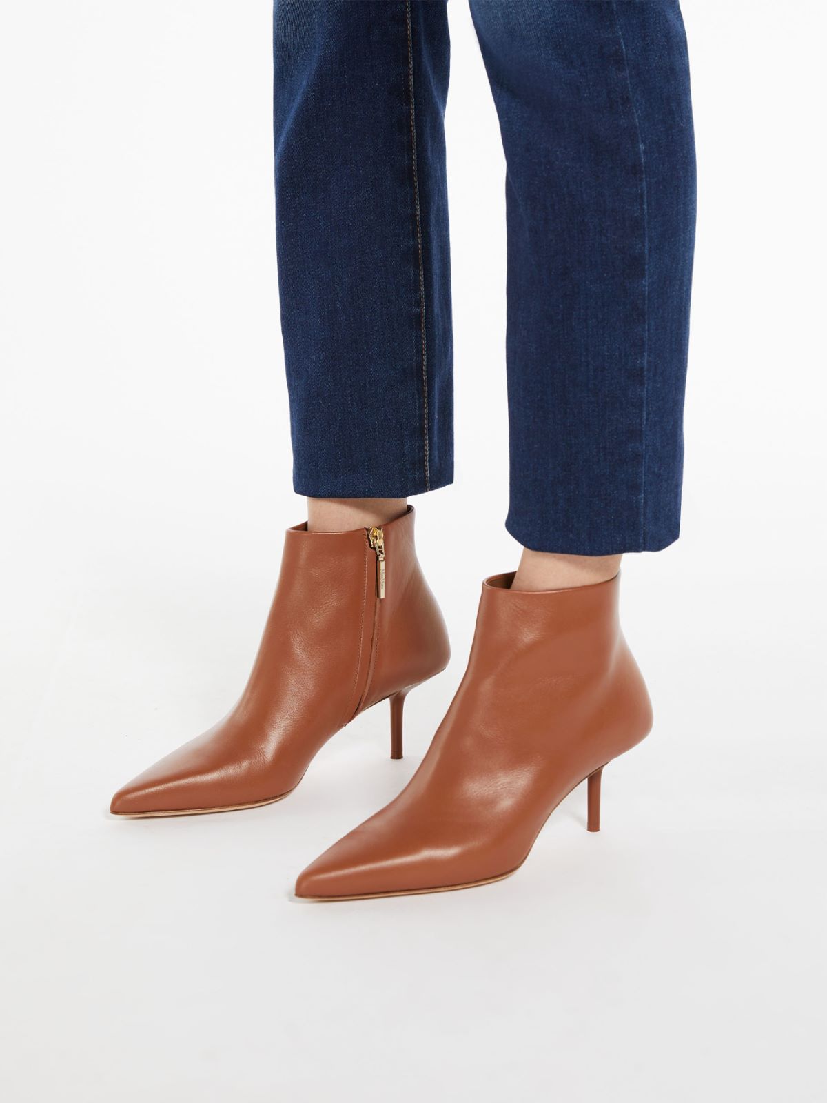 Leather ankle boots with zip