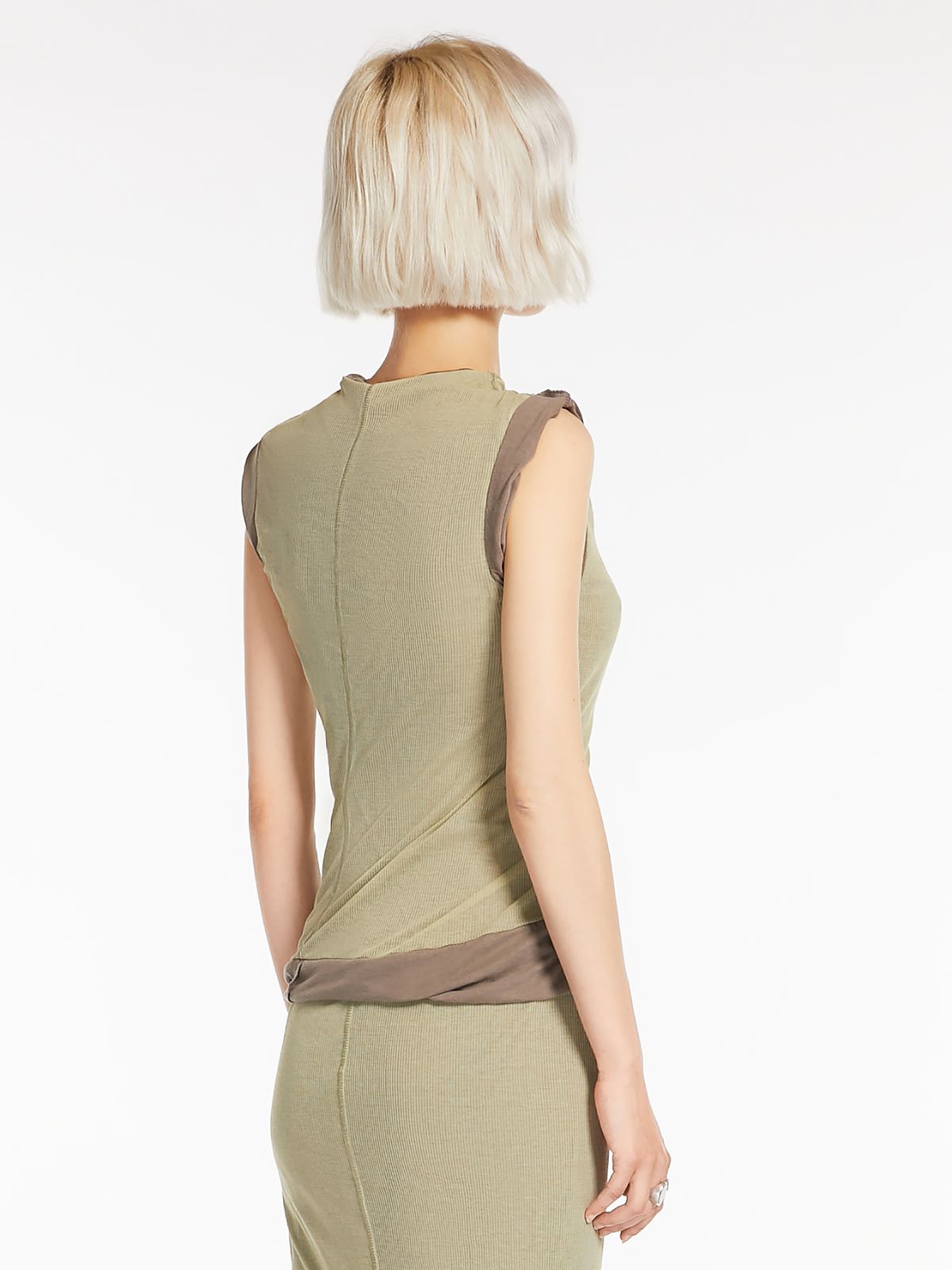 Reversible sleeveless top