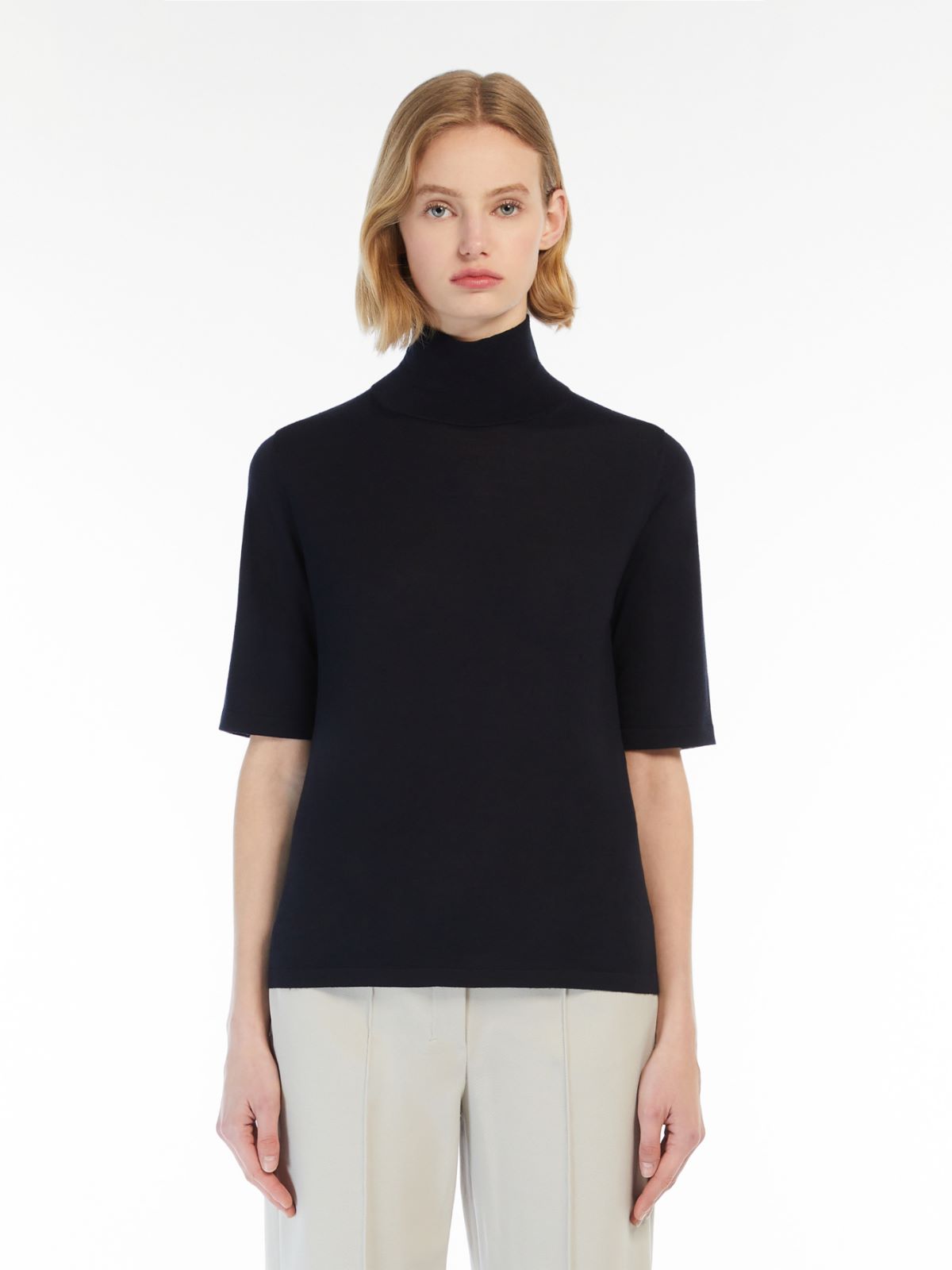 Wool yarn polo-neck sweater