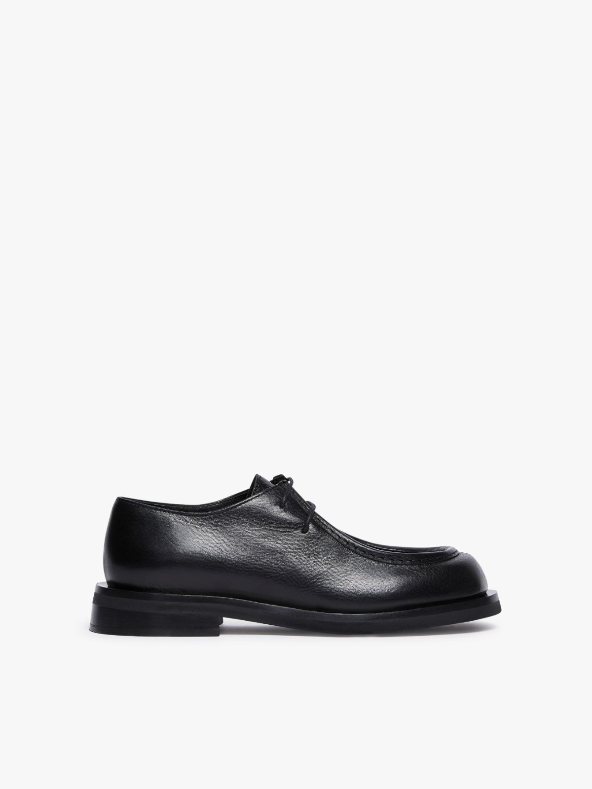 Mannish lace-up shoes