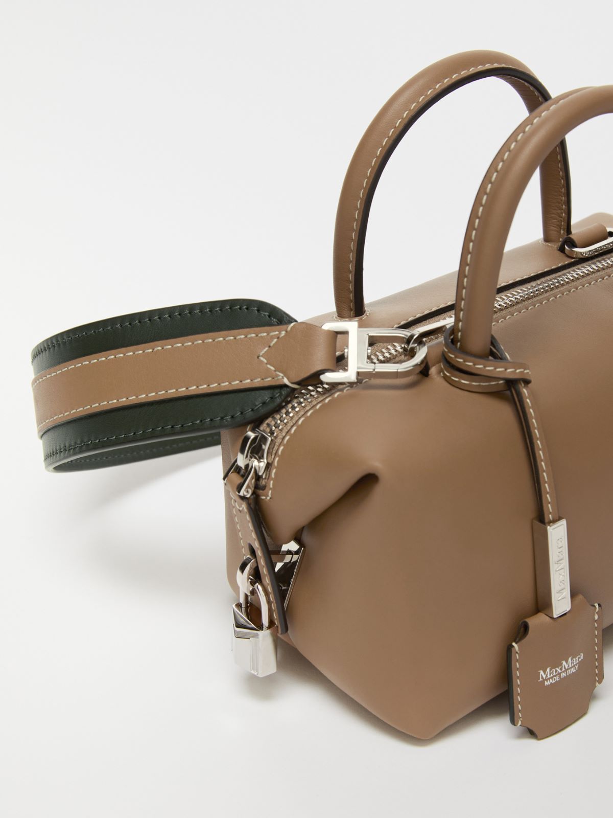 Reversible leather shoulder strap