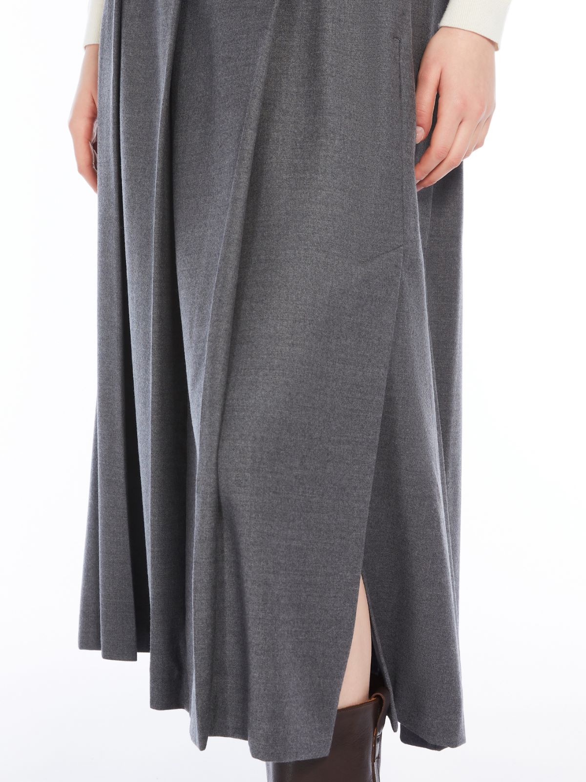 Wool pleated skirt