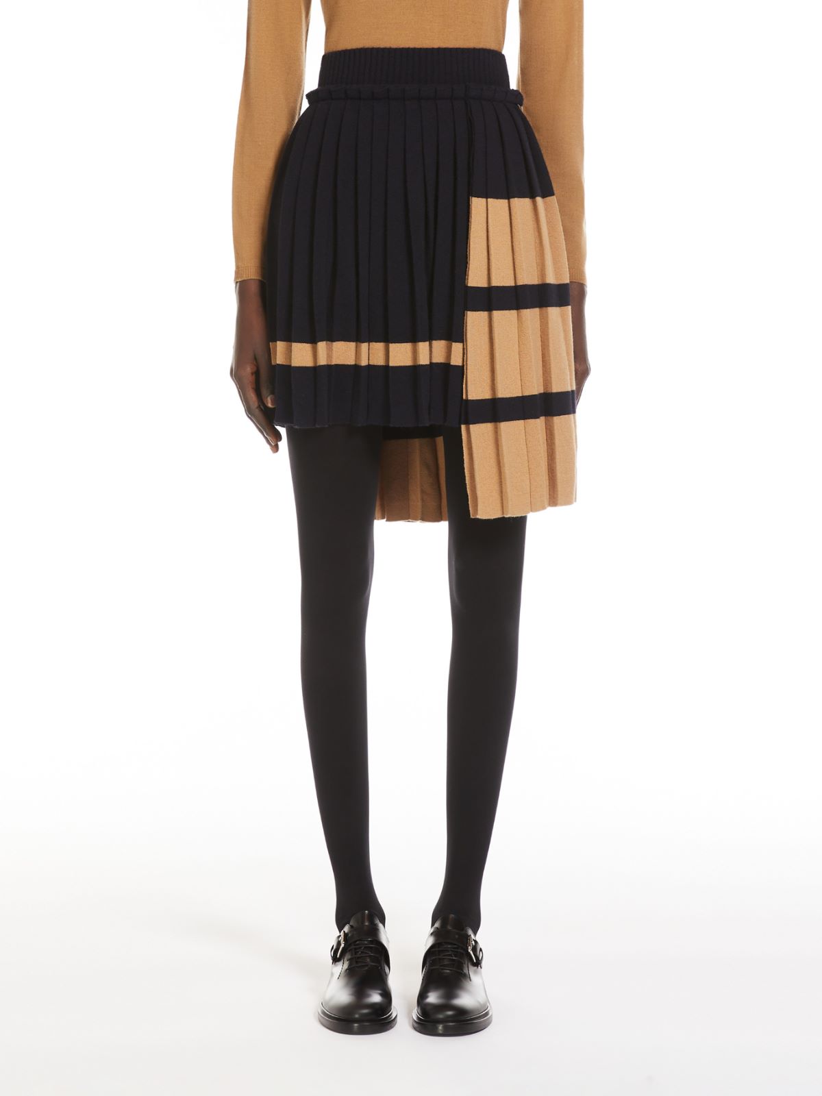 Pleated knit skirt