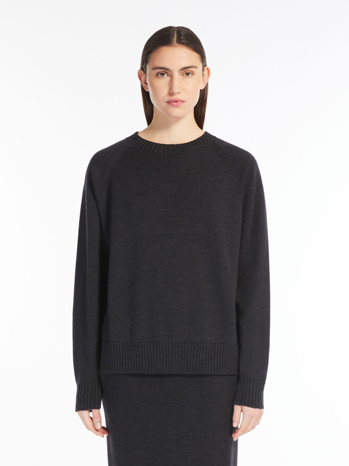 Wool knit pullover