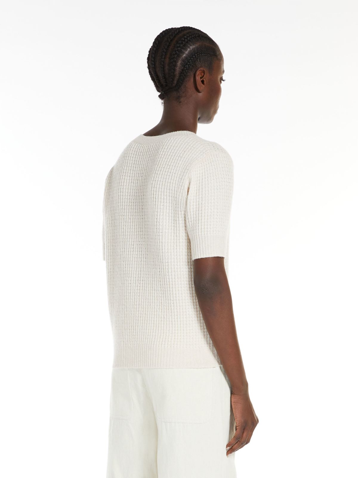 Cashmere yarn sweater