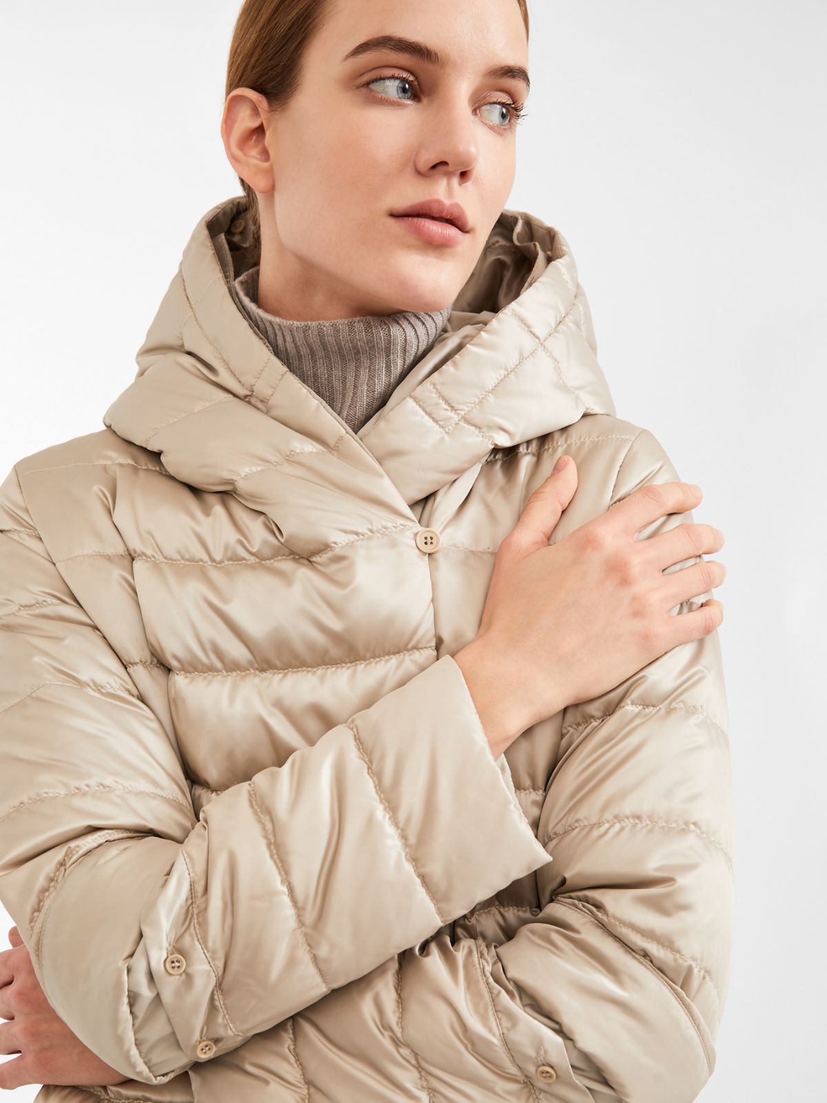 Reversible down jacket in water-repellent satin