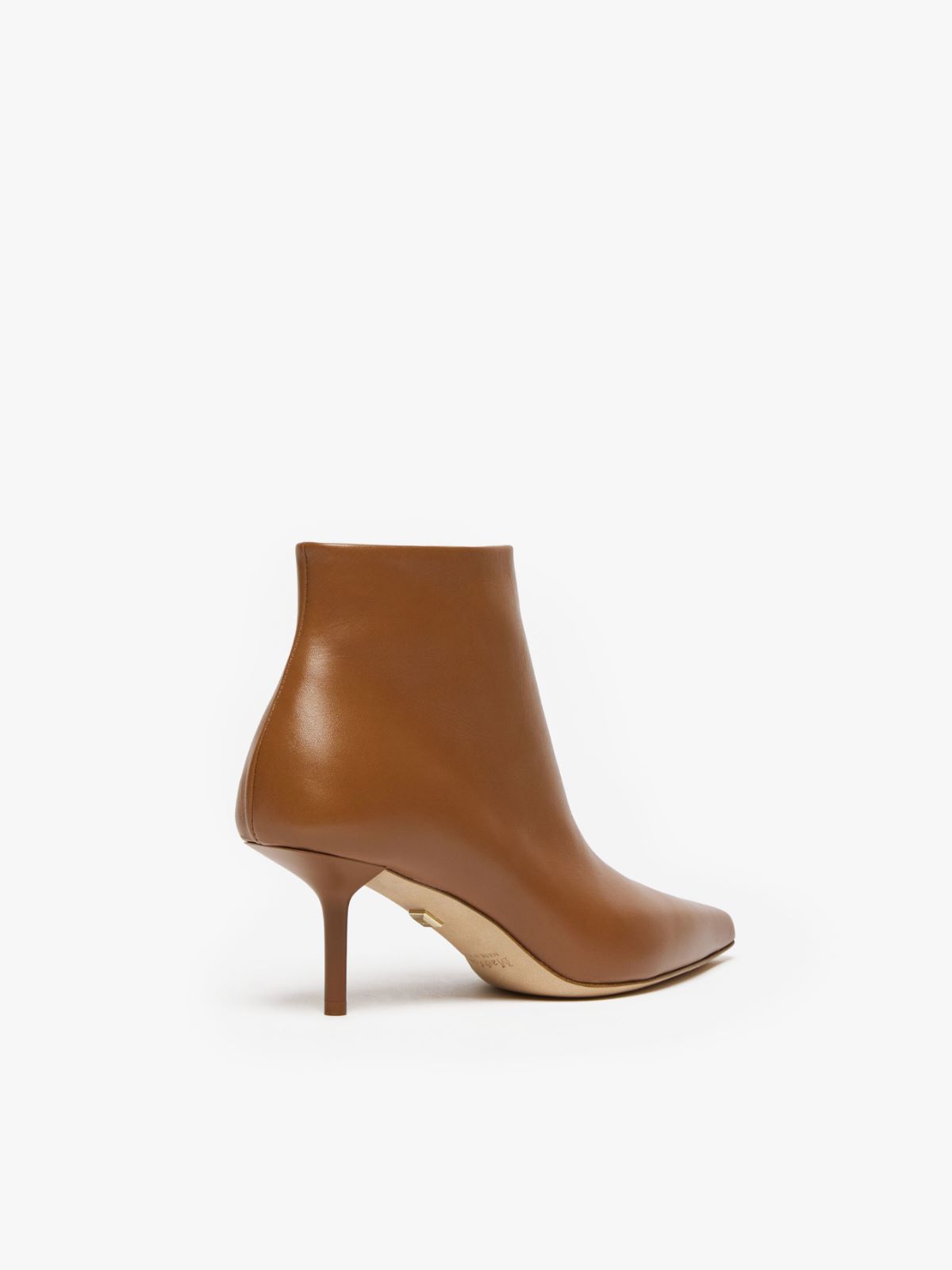 Leather ankle boots with zip