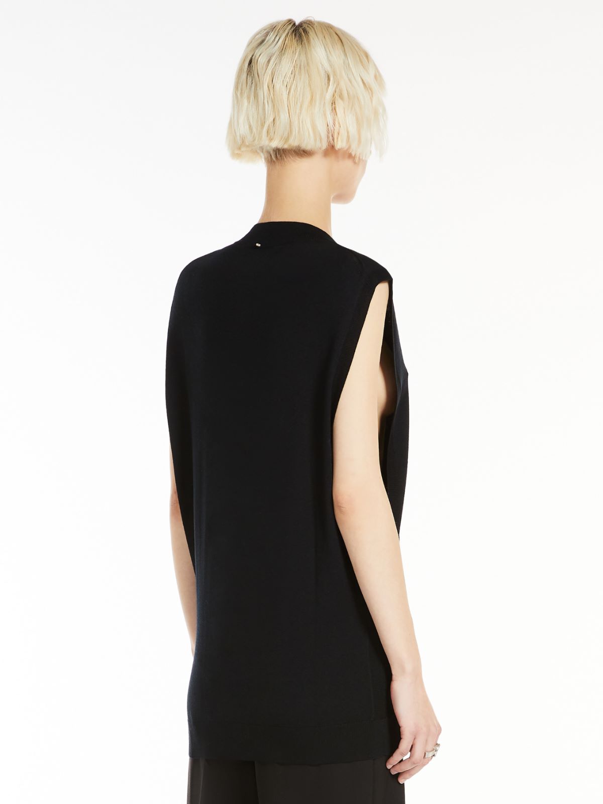 Sleeveless wool and silk sweater