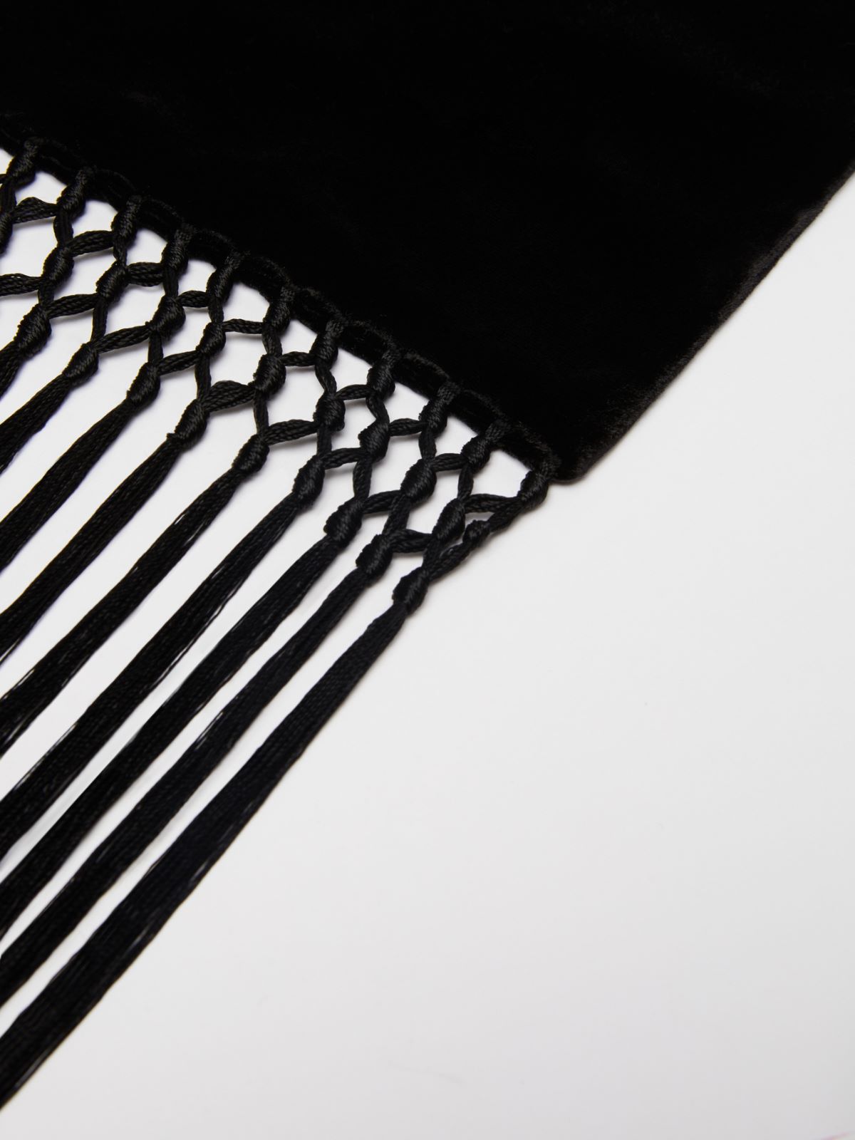 Velvet scarf with fringes