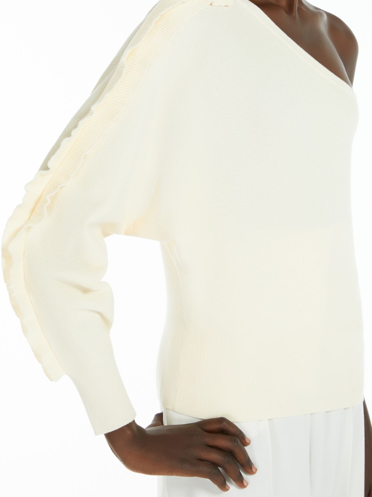 One-shoulder viscose jumper