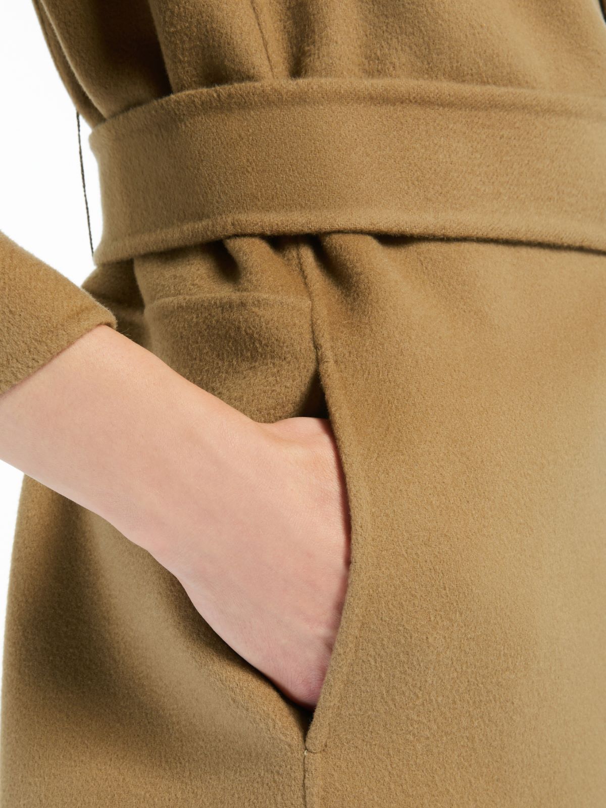 Double-faced short wool coat