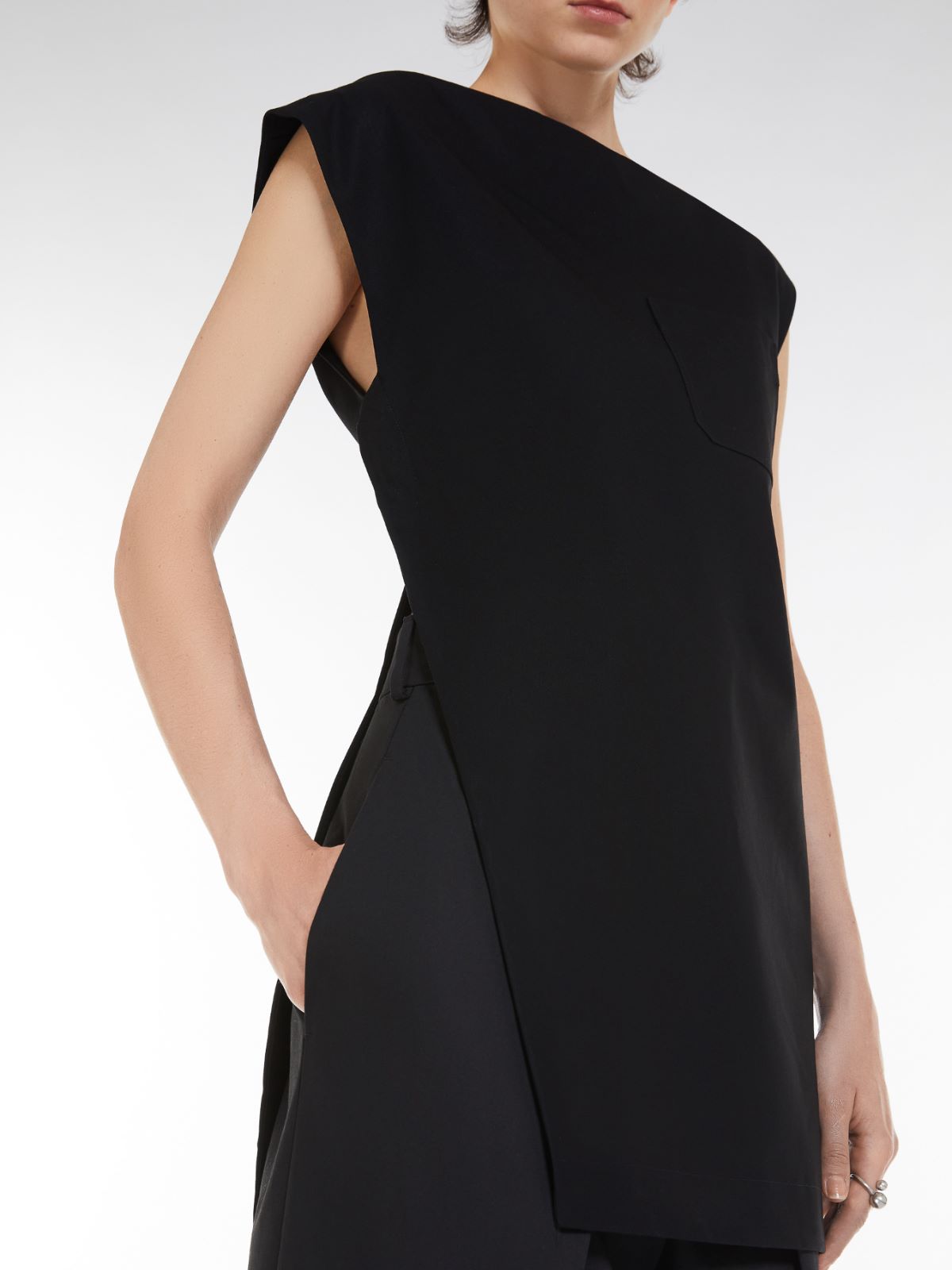 Sleeveless waterproof gabardine tunic