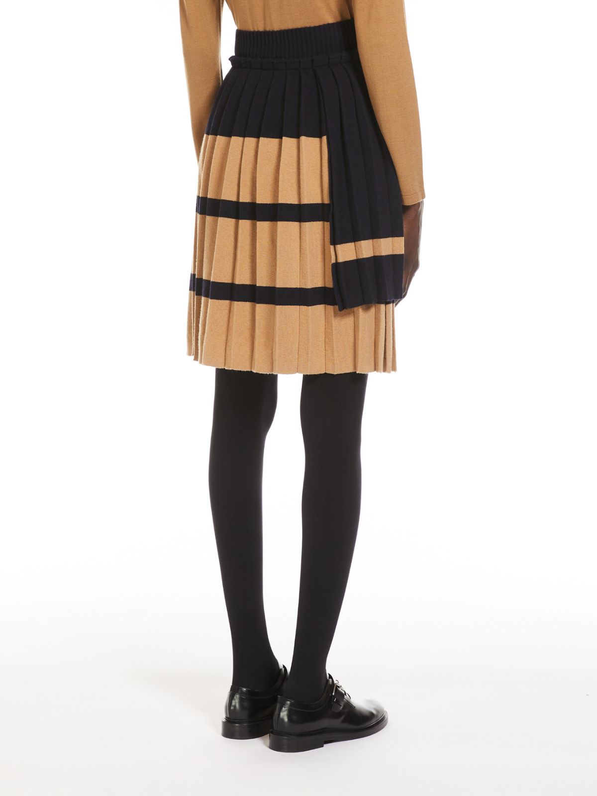 Pleated knit skirt