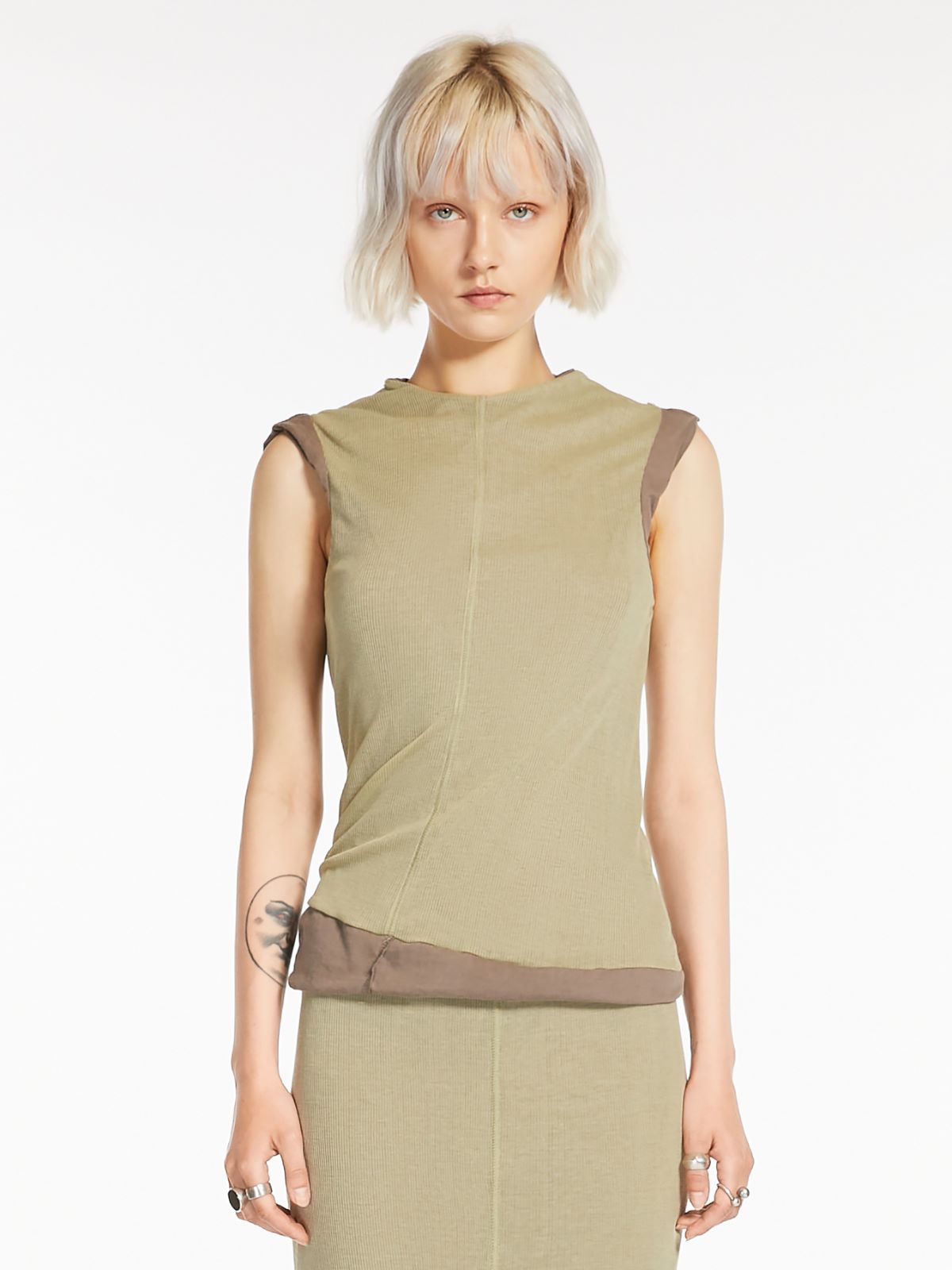 Reversible sleeveless top