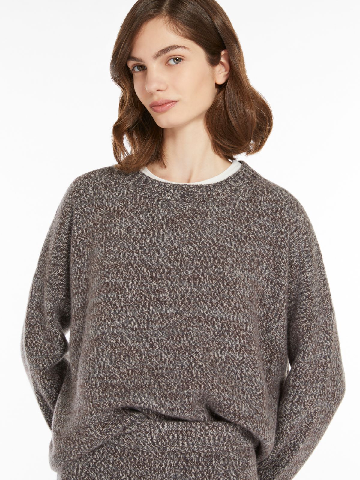 Wool yarn sweater