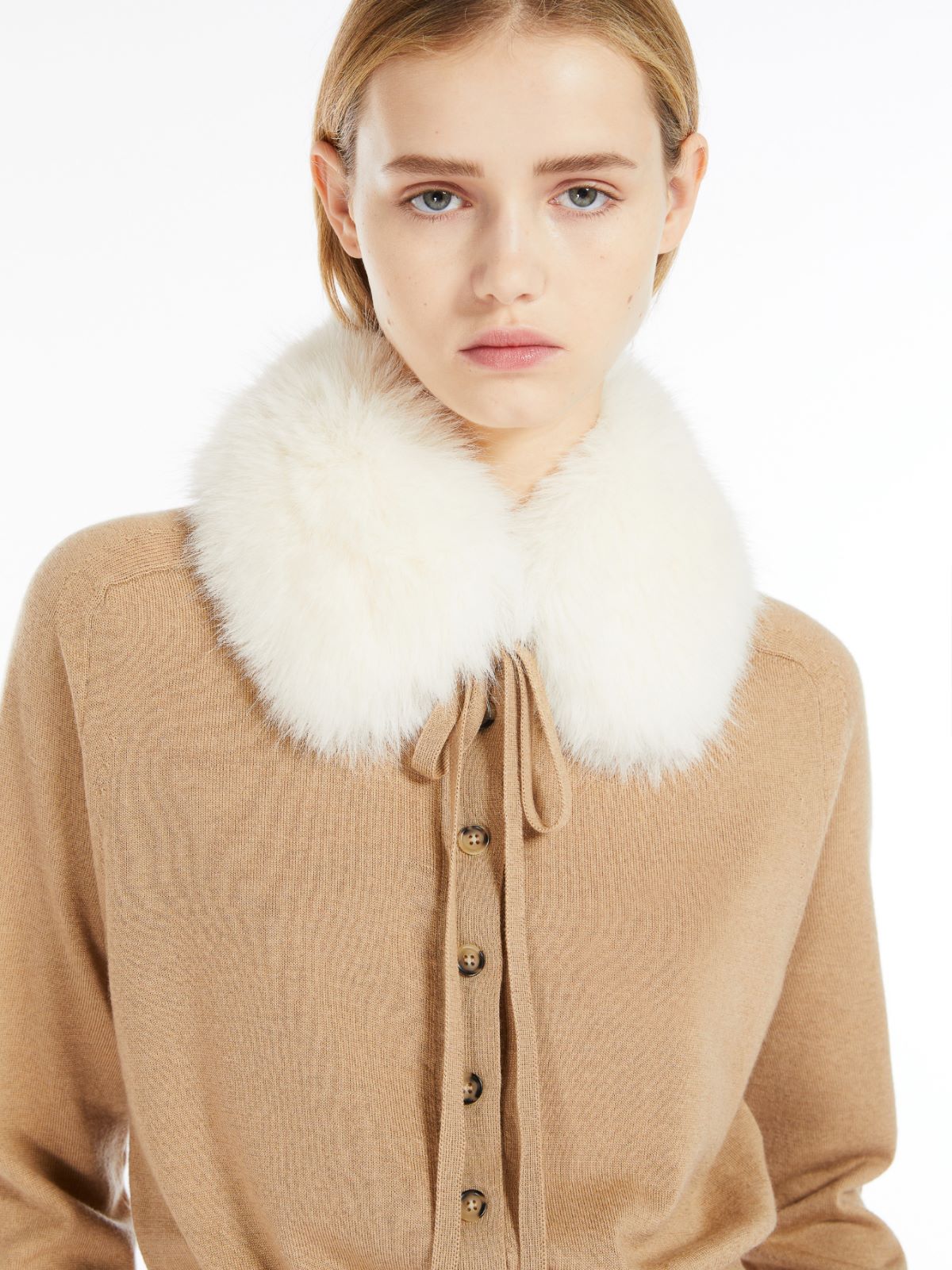 Detachable-collar cardigan