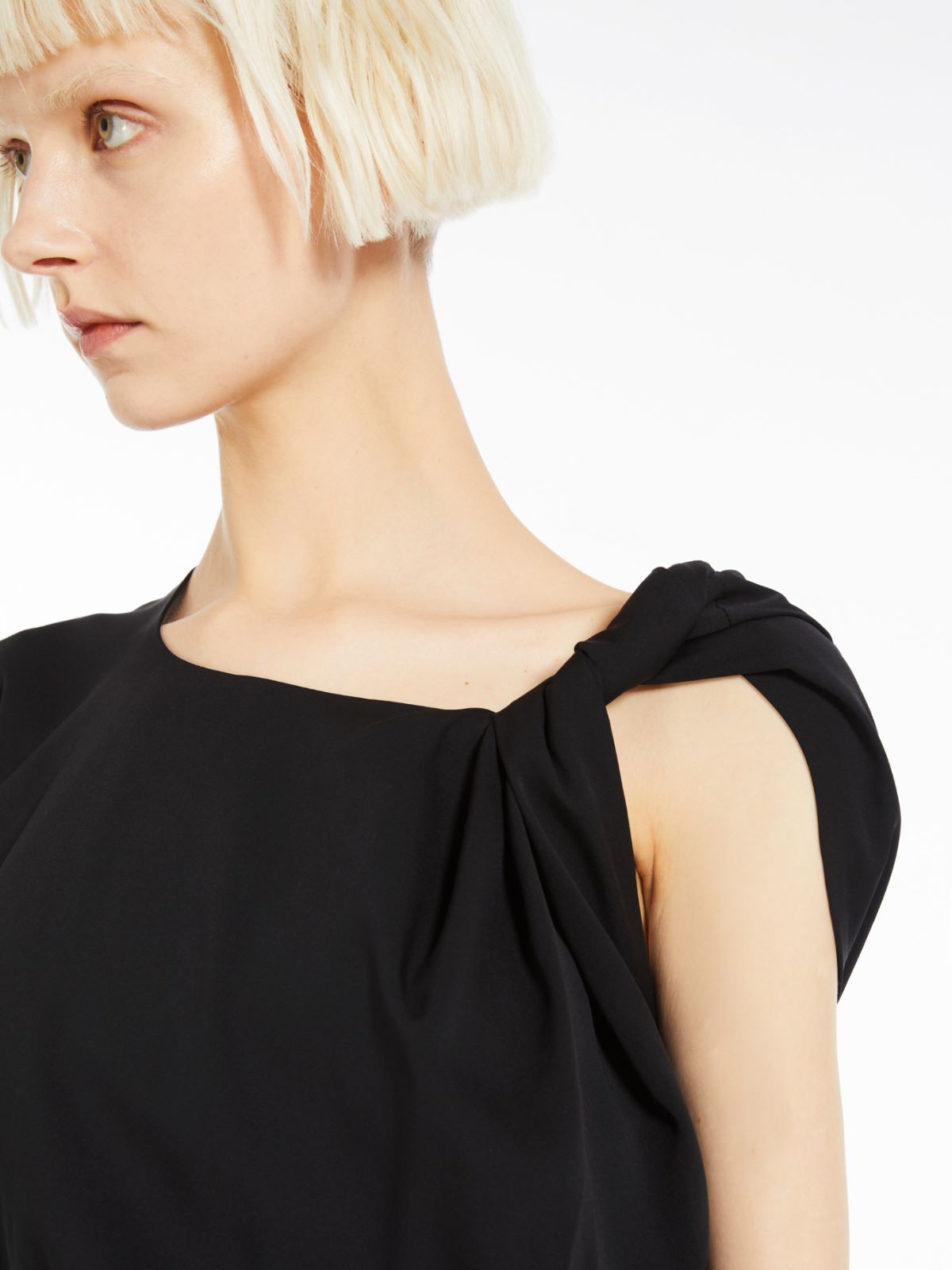 Sleeveless torchon dress