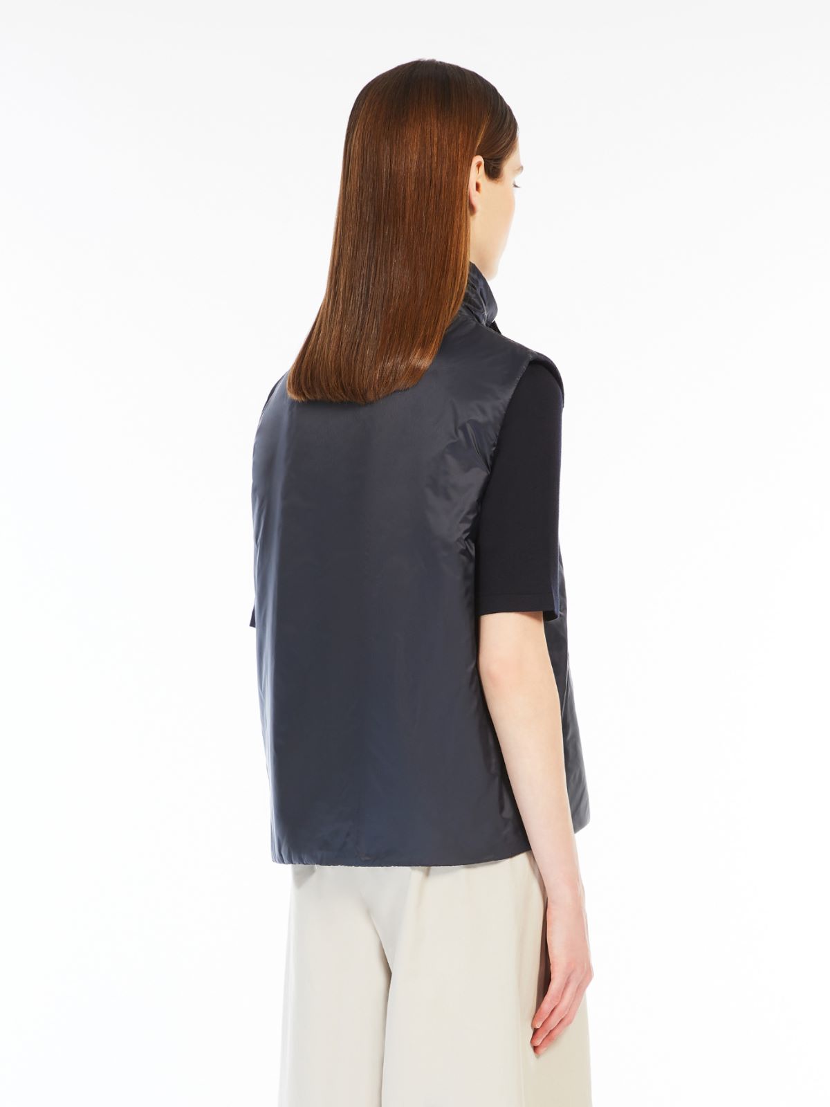 Water-repellent canvas gilet with a stand-up collar