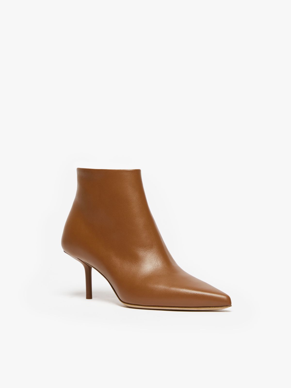 Leather ankle boots with zip