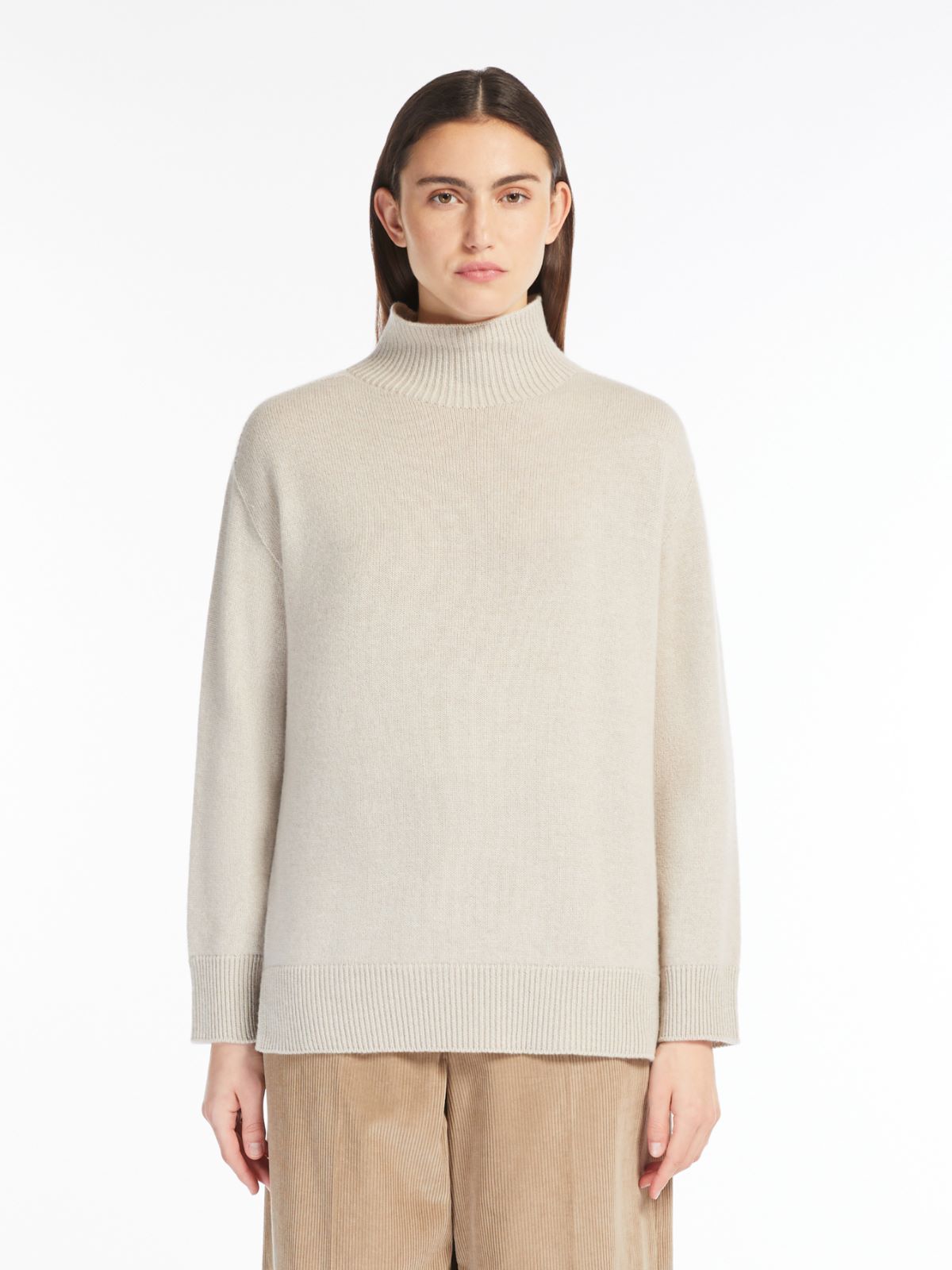 Cashmere yarn turtleneck