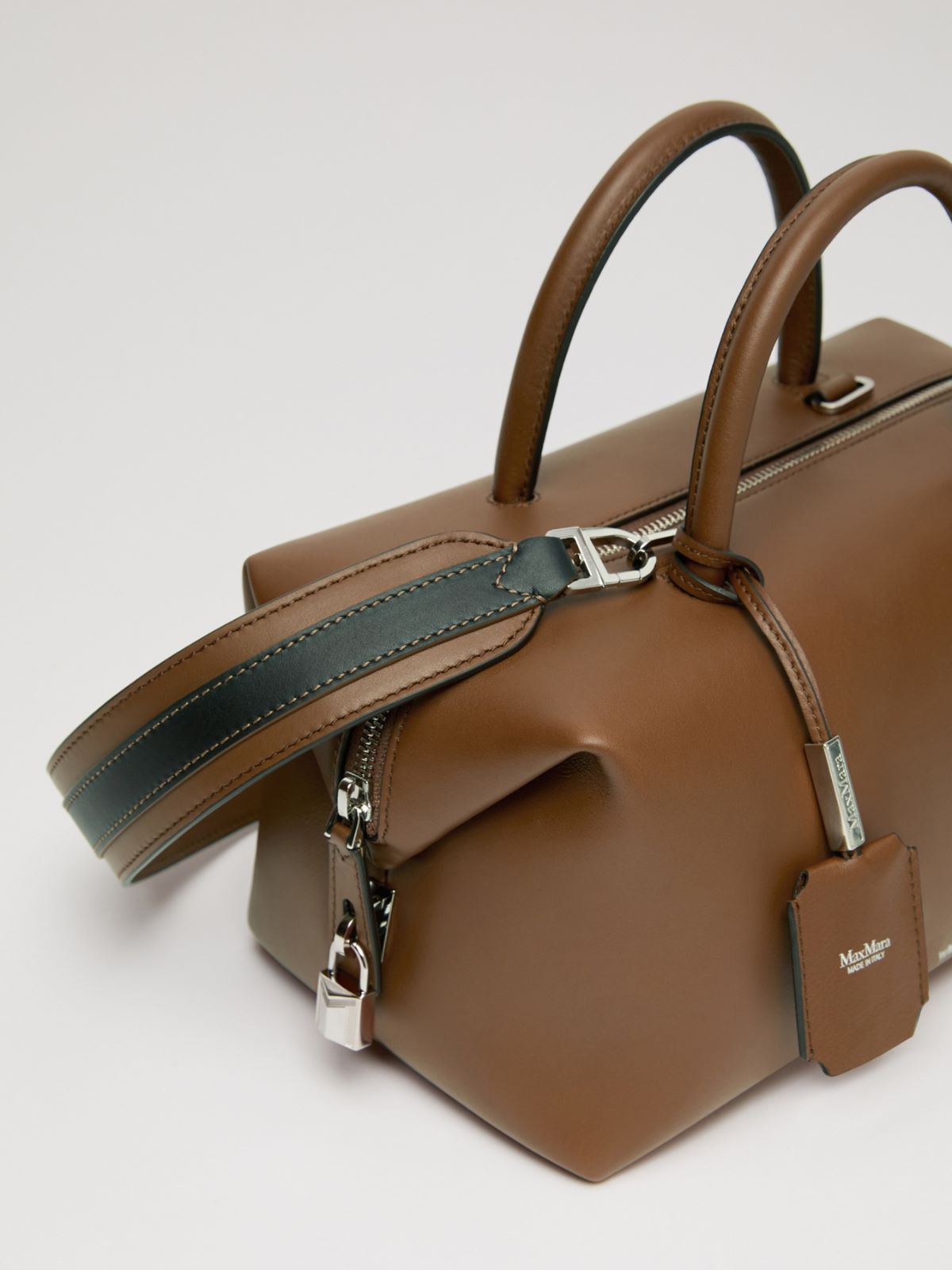 Reversible leather shoulder strap