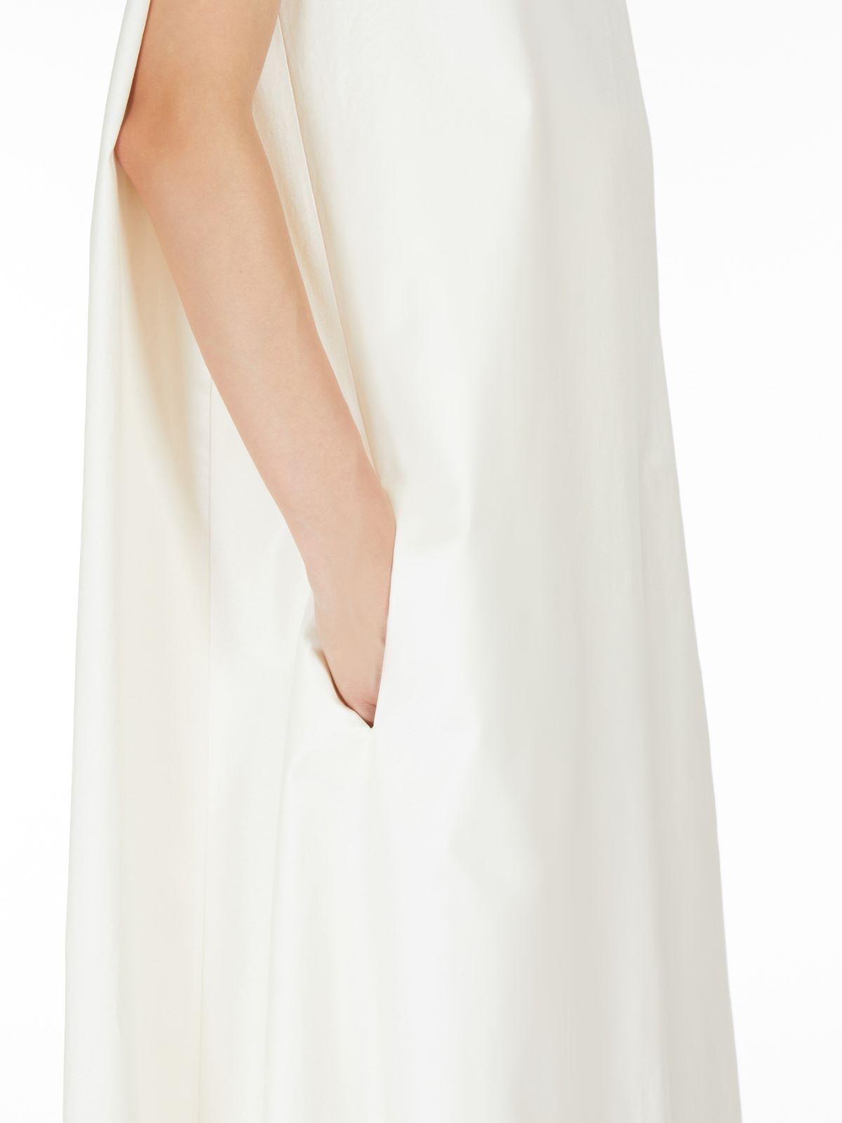 Long sleeveless dress