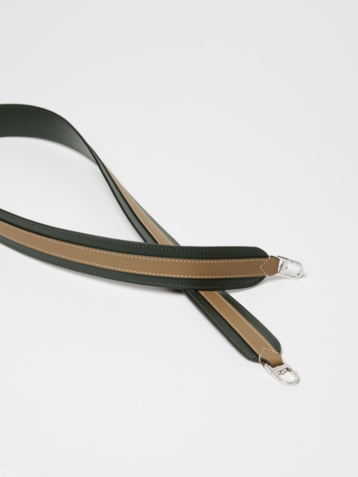 Reversible leather shoulder strap