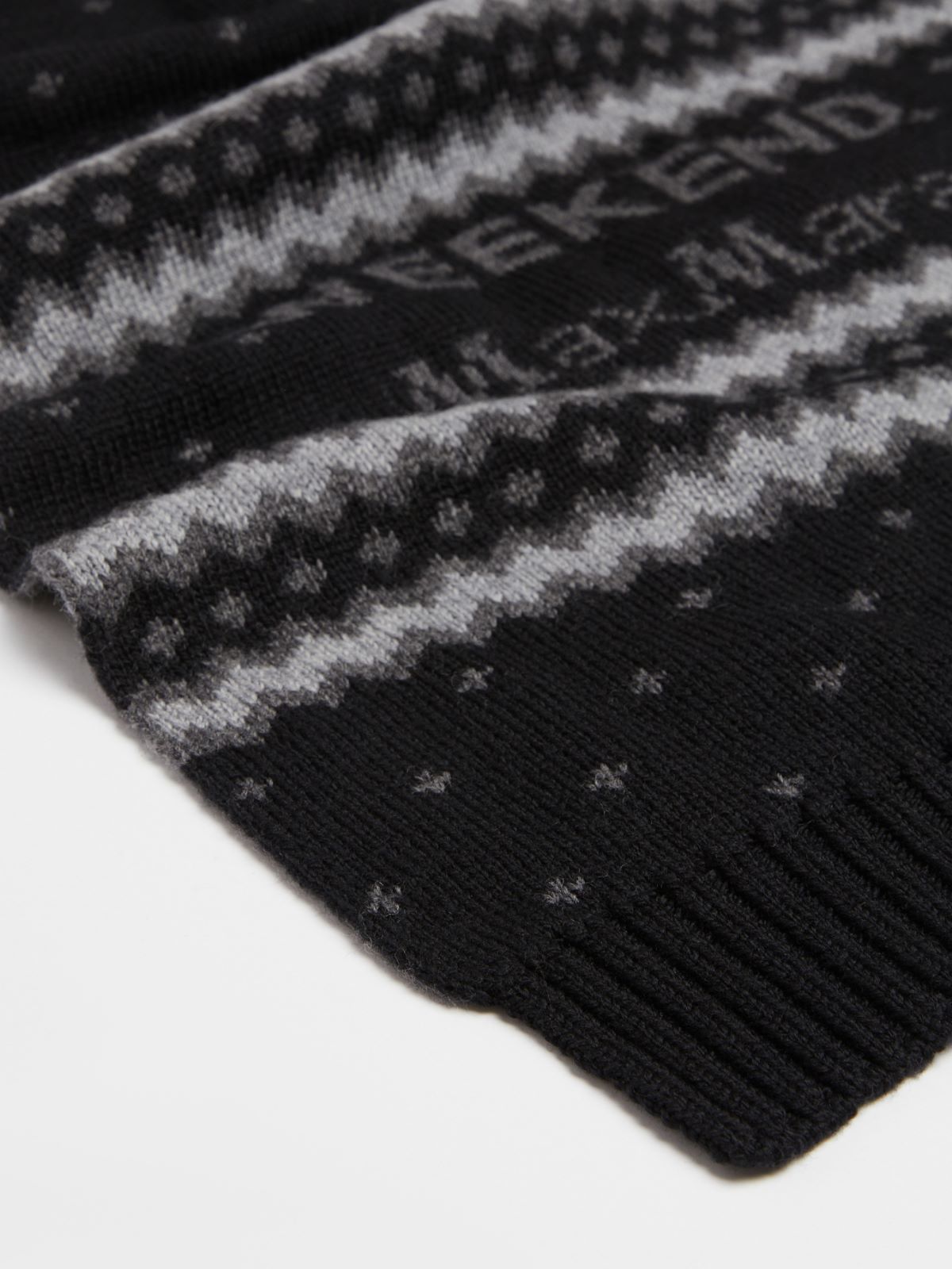 Jacquard-knit wool scarf
