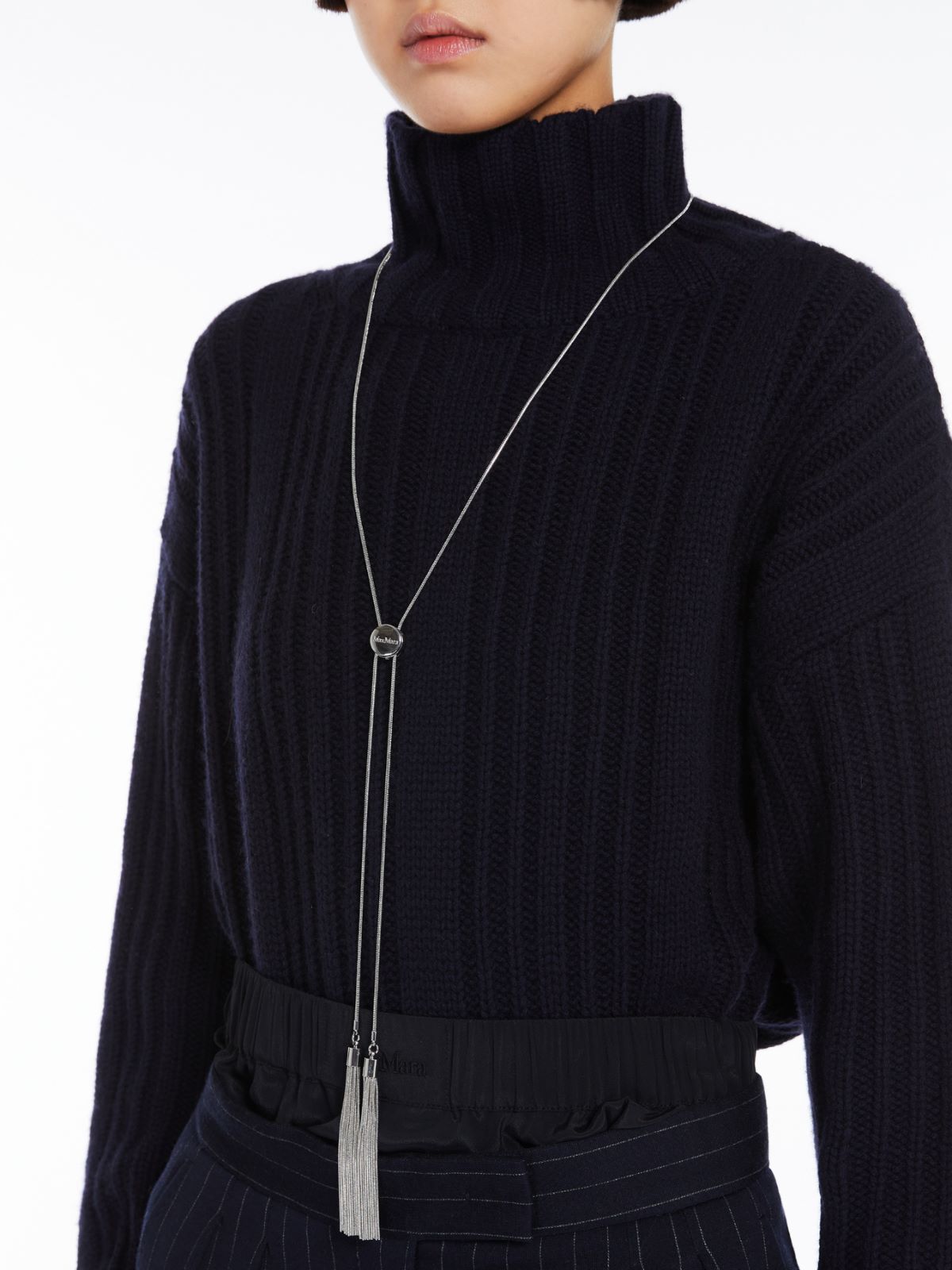 Tie necklace with tassels