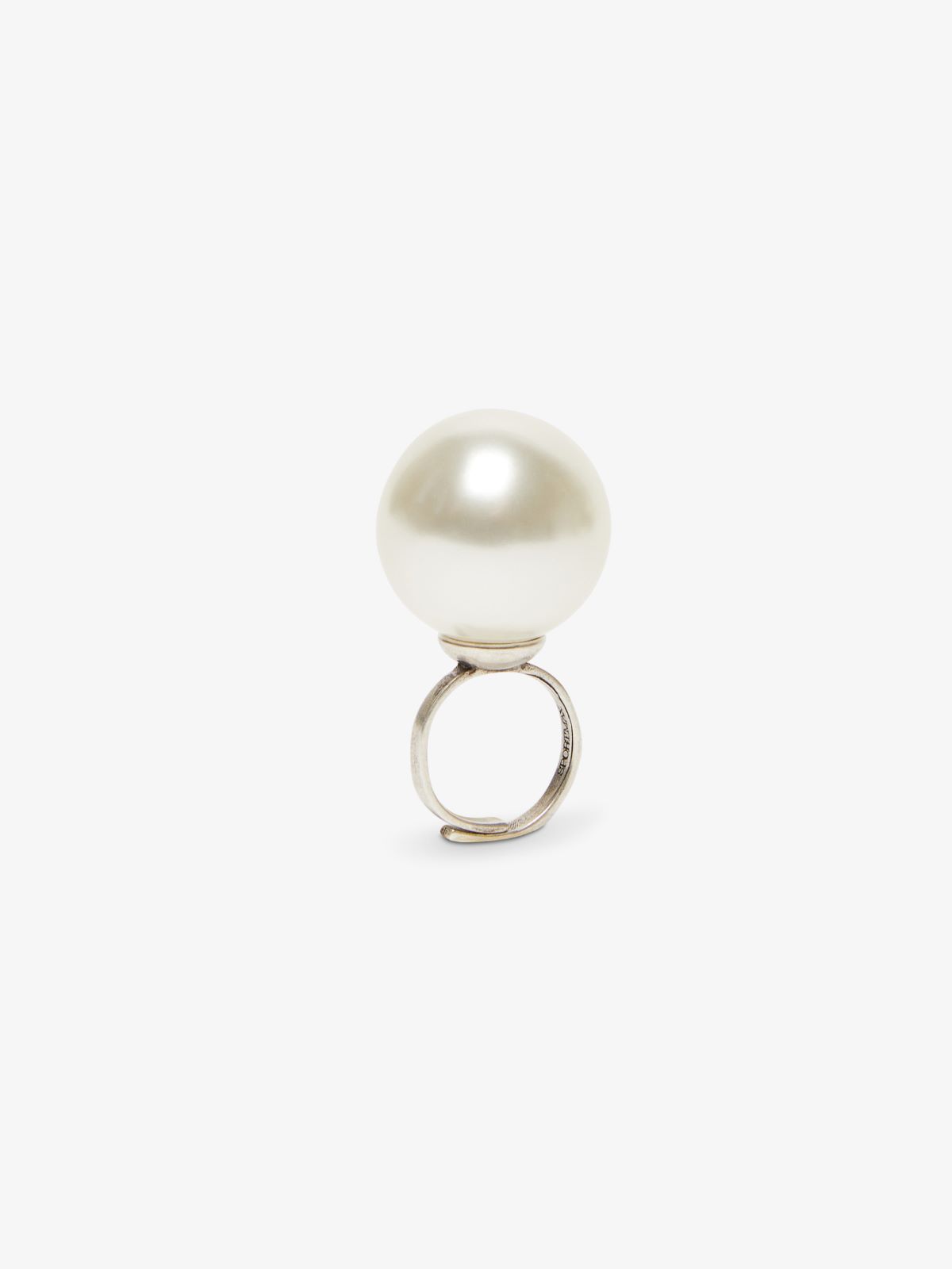 Ring with pearl