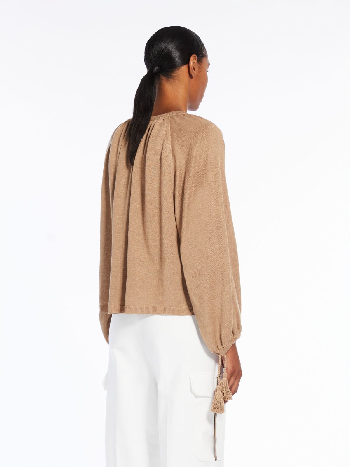 Loose-fitting linen yarn jumper