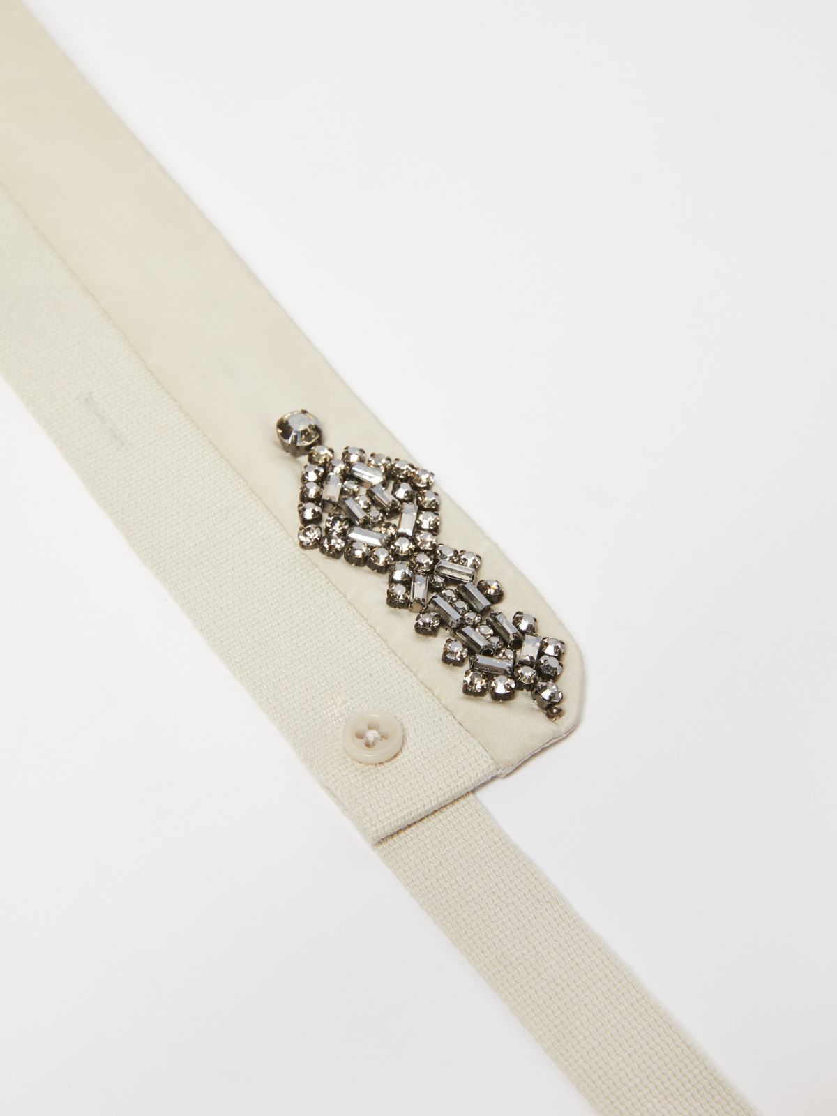 Embroidered taffeta hood trim